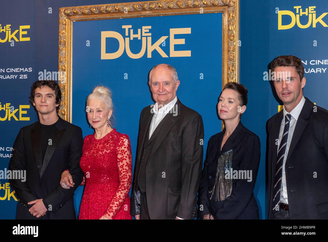 Londra, Regno Unito. 8 febbraio 2022. Il cast principale alla Premiere britannica del film "The Duke" alla National Gallery. Il film racconta la vera storia del tassista Kempton Bunton (interpretato da Jim Broadbent), che ha rubato il ritratto di Goya del Duca di Wellington dalla National Gallery di Londra, il primo e unico furto nella storia della galleria. Helen Mirren suona la moglie Dorothy di Bunton. Credit: Stephen Chung/EMPICS/Alamy Live News Foto Stock