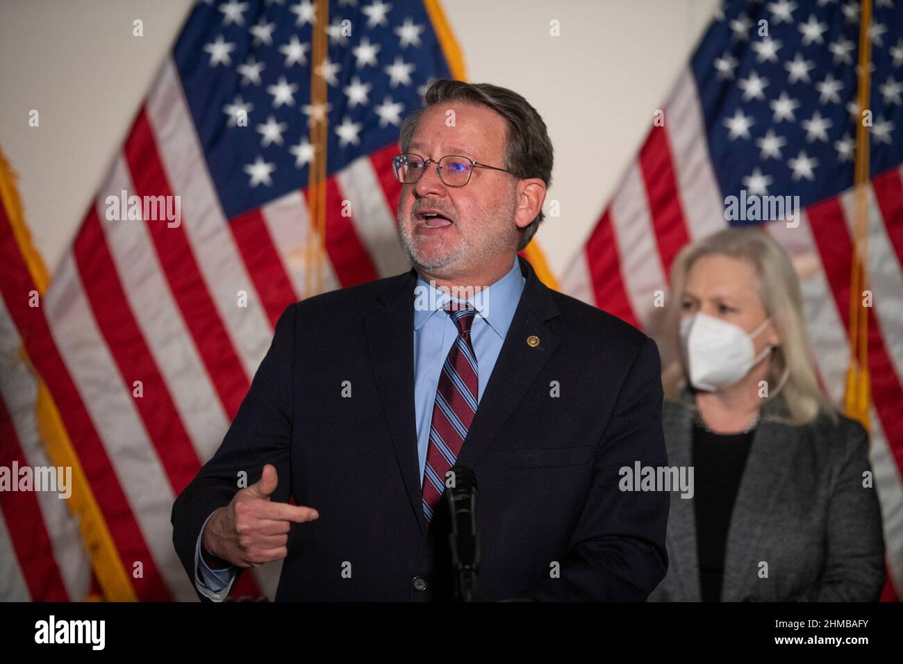 Washington, Stati Uniti d'America. 08th Feb 2022. Il senatore degli Stati Uniti Gary Peters (democratico del Michigan) offre osservazioni durante la conferenza stampa della politica del senato democratico al Palazzo dell'Ufficio del Senato di Hart a Washington, DC, martedì 8 febbraio 2022. Credit: Rod Lammey/CNP/Sipa USA Credit: Sipa USA/Alamy Live News Foto Stock