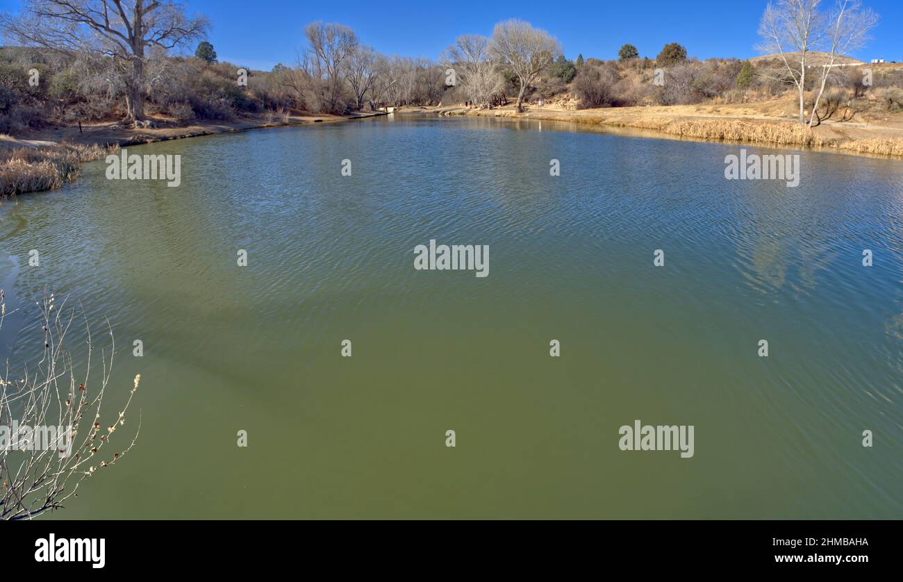 Vista sul lago Fain dalla costa sud rivolta verso ovest. Situato a Prescott Valley, Arizona. Foto Stock