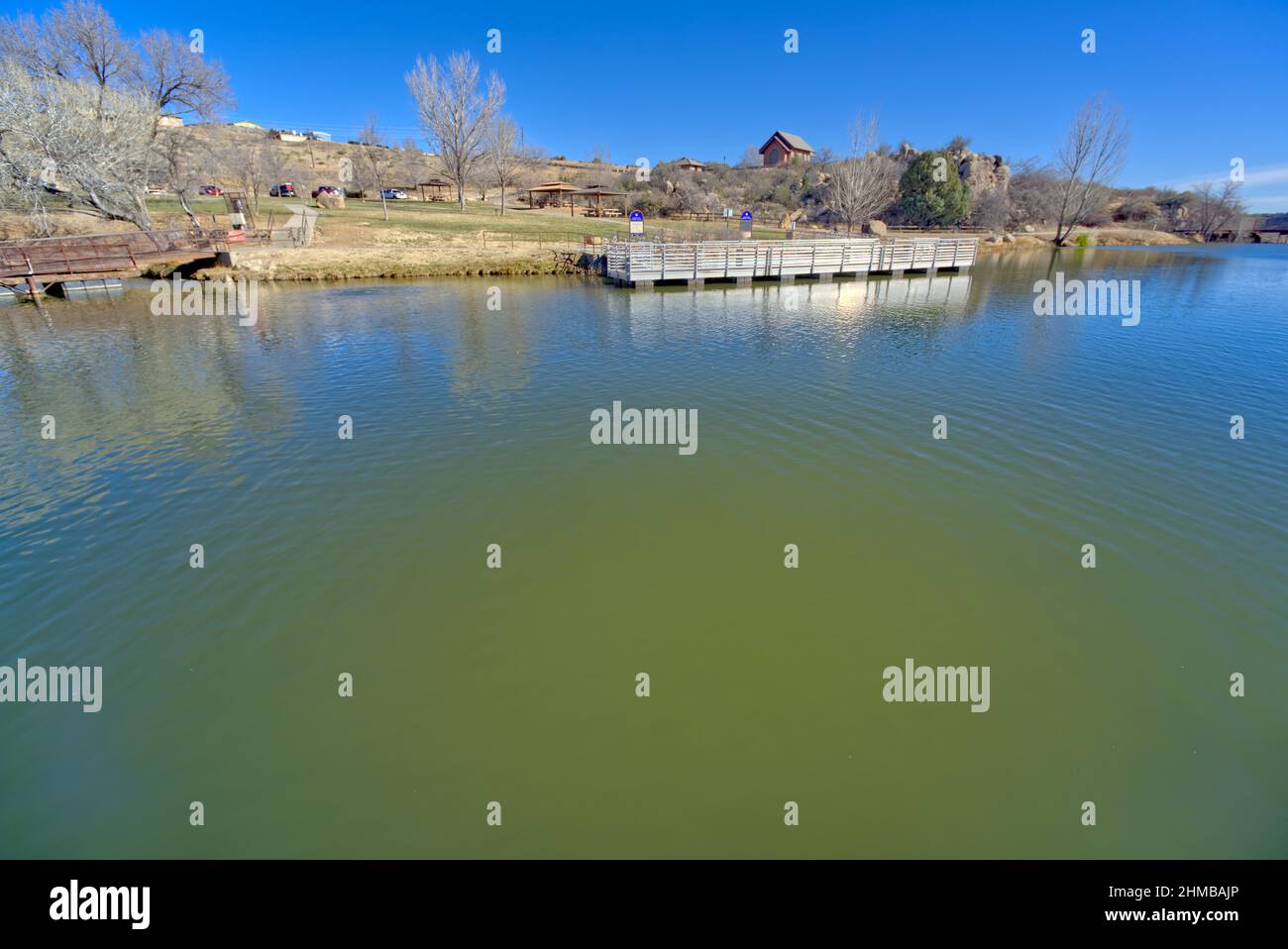Vista del molo di pesca del lago Fain dalla riva sud. Situato a Prescott Valley, Arizona. Foto Stock