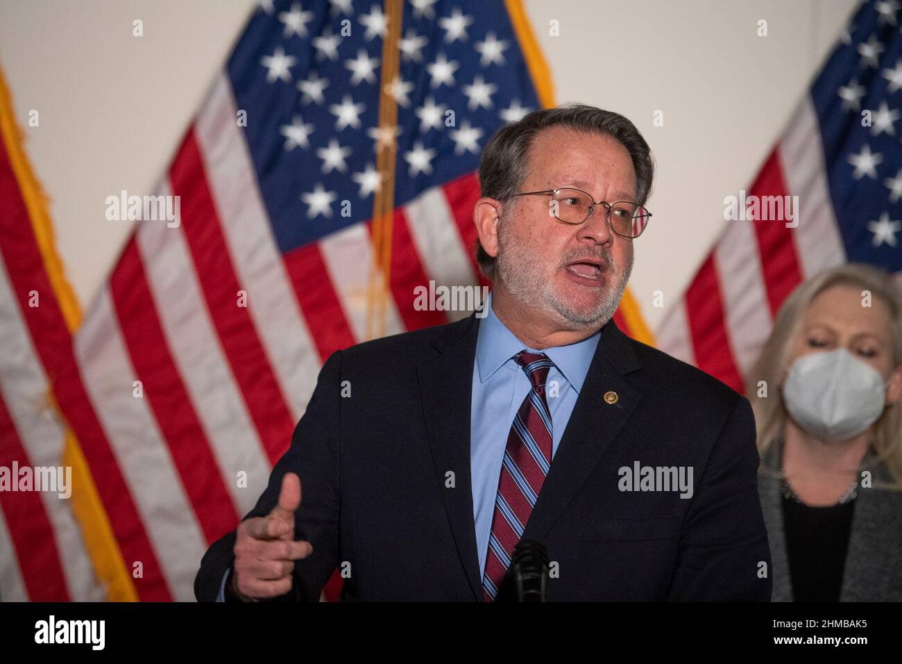 Washington, Stati Uniti d'America. 08th Feb 2022. Il senatore degli Stati Uniti Gary Peters (democratico del Michigan) offre osservazioni durante la conferenza stampa della politica del senato democratico al Palazzo dell'Ufficio del Senato di Hart a Washington, DC, martedì 8 febbraio 2022. Credit: Rod Lammey/CNP/Sipa USA Credit: Sipa USA/Alamy Live News Foto Stock