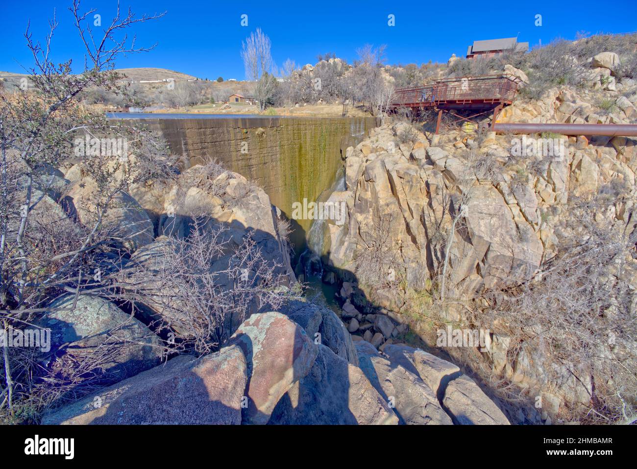 Primo piano di Fain Lake Dam dal suo lato sud. Situato a Prescott Valley, Arizona. Il Fain Park è aperto al pubblico. Foto Stock
