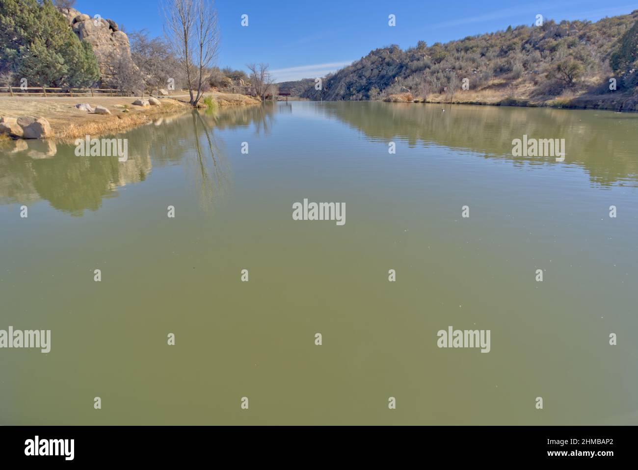 Vista sul lago Fain dal molo di pesca rivolto a est. Situato a Prescott Valley, Arizona. Foto Stock
