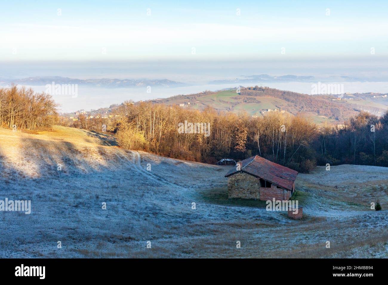 Paesaggio dei Monti Appennini con costruzione rurale, Italia, sullo sfondo la pianura coperta dalla nebbia Foto Stock
