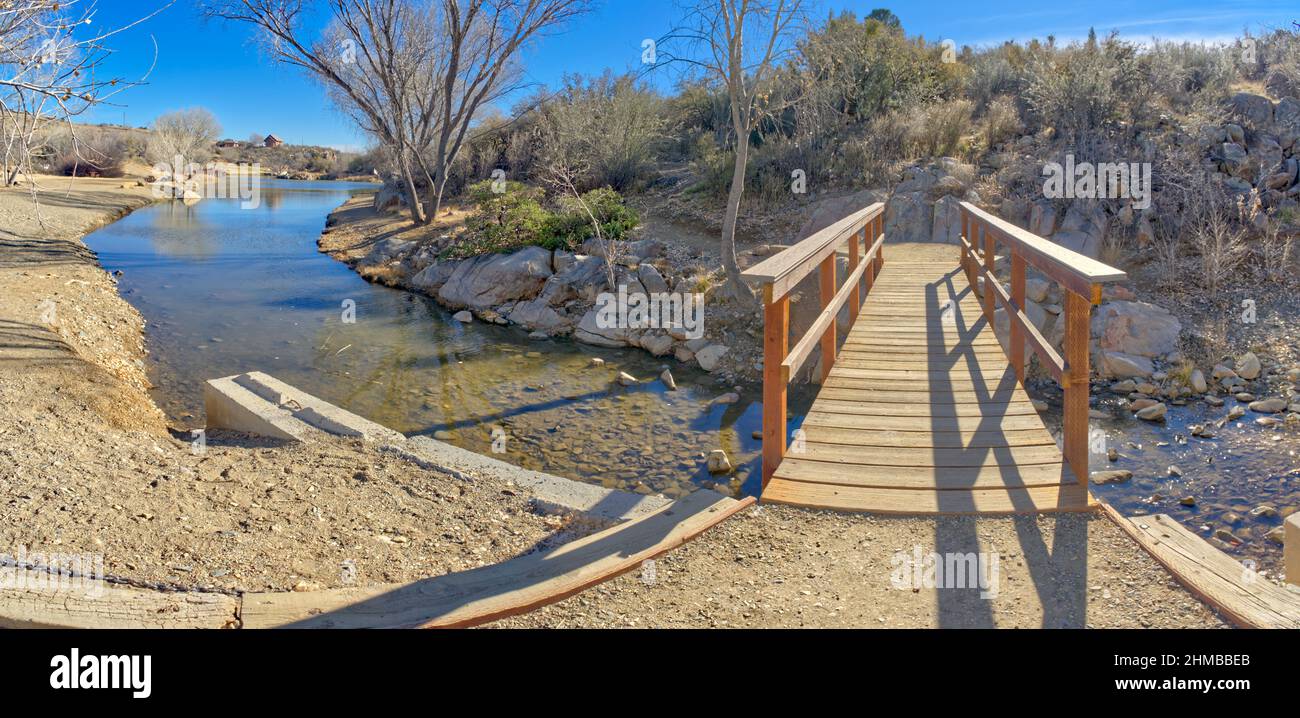 Ponte di attraversamento di Lynx Creek presso il lago Fain nella Prescott Valley, Arizona. Foto Stock