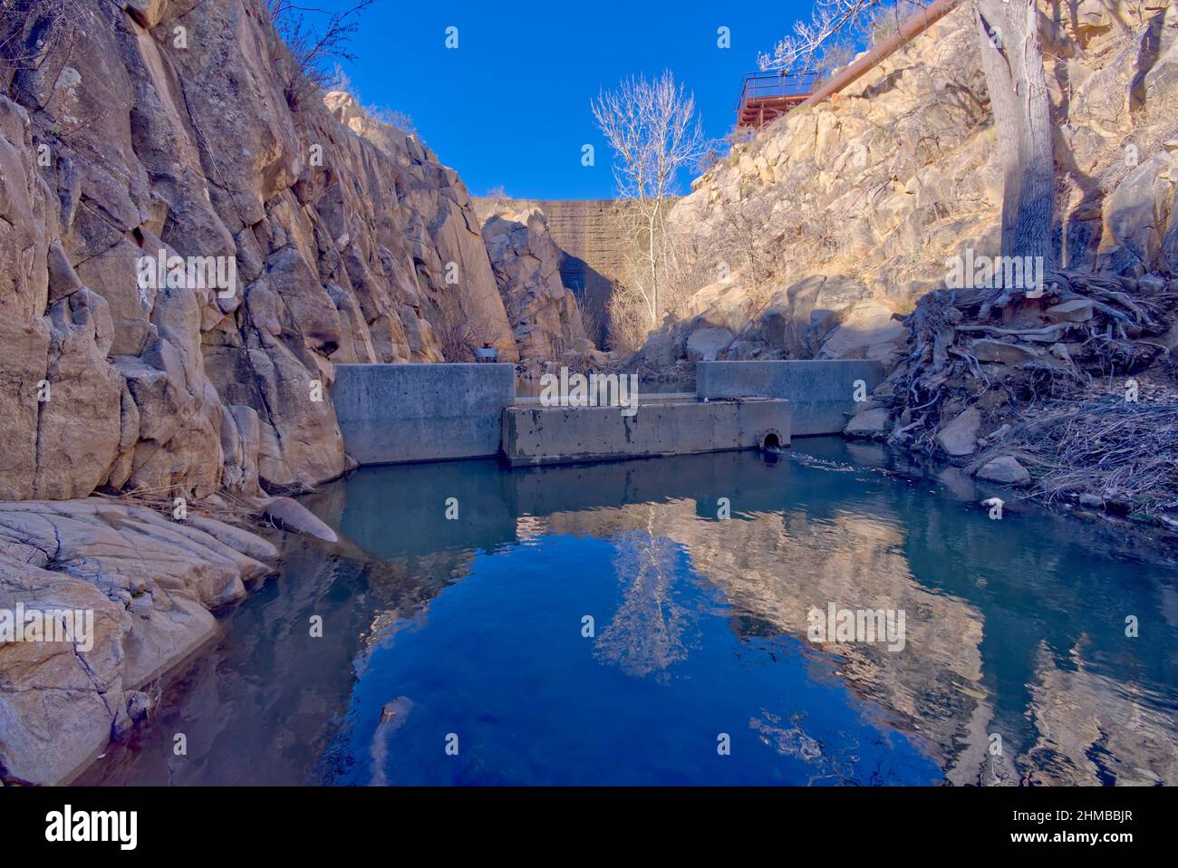 Vista da sotto Fain Lake Dam in Prescott Valley Arizona. Aperto al pubblico, non è necessario rilasciare la proprietà. Foto Stock
