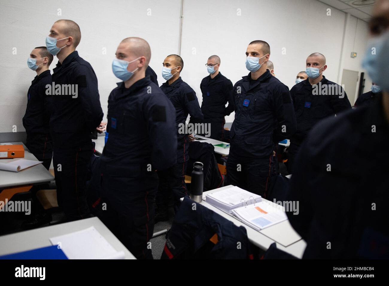 Parigi, Francia, 8 febbraio 2022, un'aula di studenti dei pompieri presso la stazione dei vigili del fuoco di Limeil-Brevannes-Valenton a Valenton, vicino a Parigi, il 8 febbraio 2022. Foto di Raffaello Lafargue/ABACAPRESS.COM Foto Stock