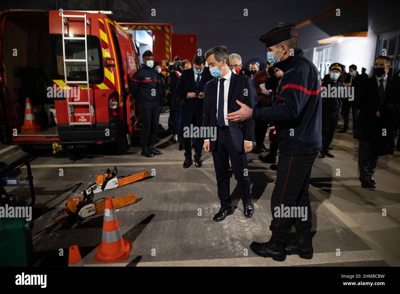 Parigi, Francia, 8 febbraio 2022, il ministro francese dell'interno Gerald Darmanin visita la stazione dei vigili del fuoco di Limeil-Brevannes-Valenton a Valenton, vicino a Parigi, il 8 febbraio 2022. Foto di Raffaello Lafargue/ABACAPRESS.COM Foto Stock