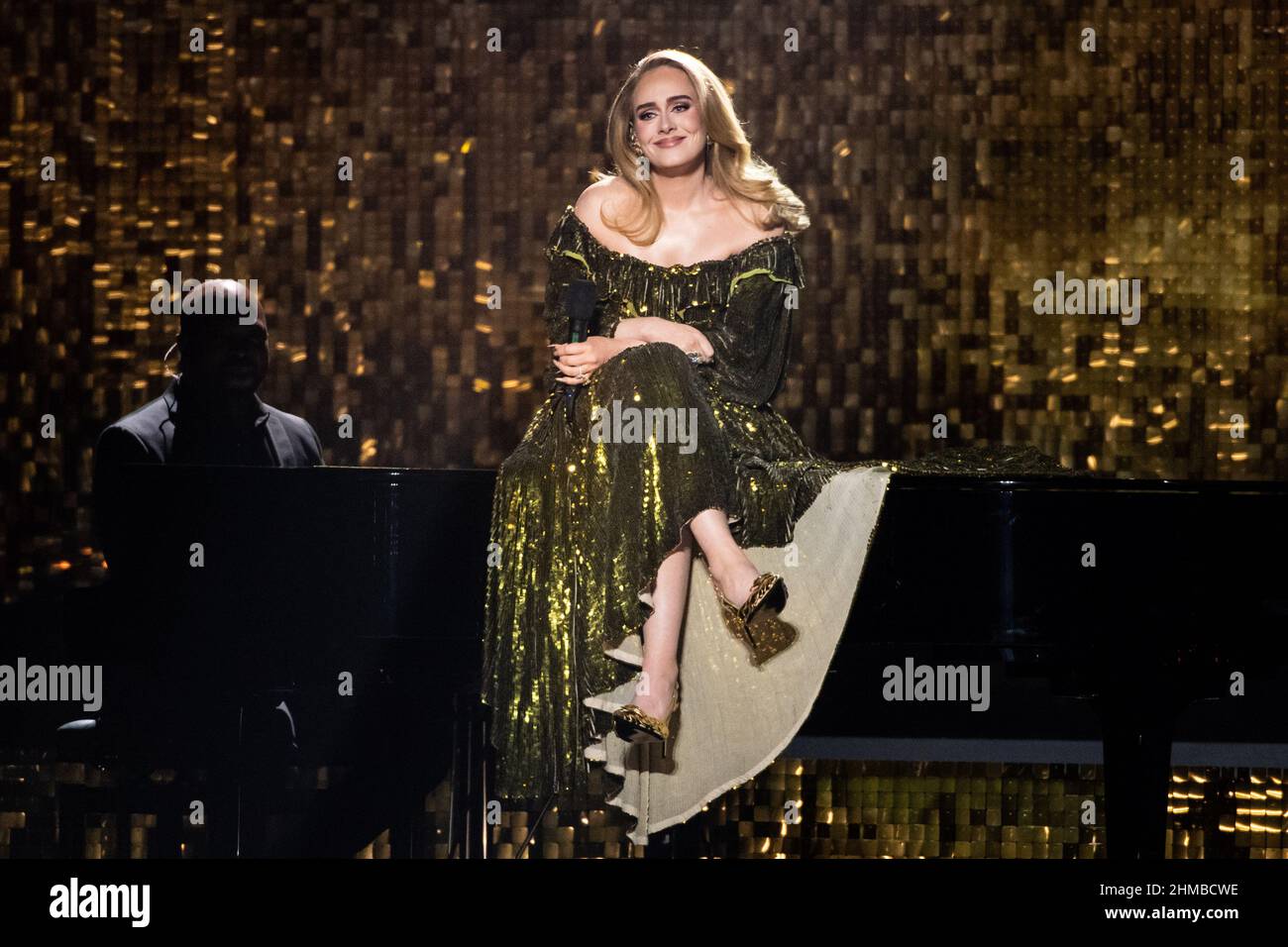 Londra, Regno Unito. 8 febbraio 2022. Adele sul palco durante i Brit Awards 2022 alla O2 Arena di Londra. Data immagine: Martedì 8 febbraio 2022. Il credito fotografico dovrebbe essere: Matt Crossick/Empics/Alamy Live News. SOLO PER USO EDITORIALE. NESSUN MERCHANDISING. Foto Stock