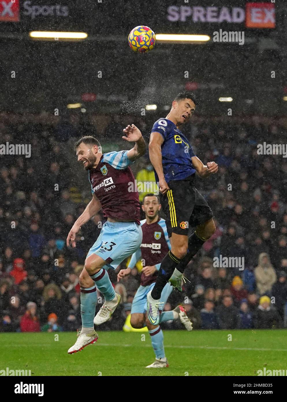 Erik Pieters di Burnley (a sinistra) e Cristiano Ronaldo del Manchester United combattono per la palla durante la partita della Premier League a Turf Moor, Burnley. Data immagine: Martedì 8 febbraio 2022. Foto Stock
