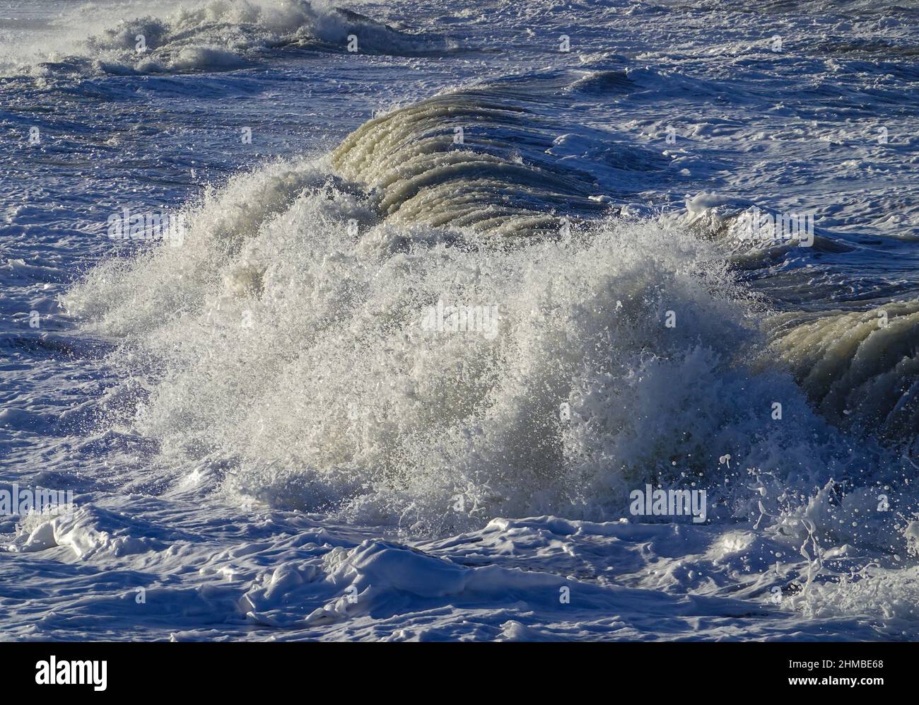 Agger, Danimarca. 02nd Feb 2022. Un'onda del Mare del Nord al Parco Nazionale Thy sulla costa occidentale della Danimarca. Credit: Patrick Pleul/dpa-Zentralbild/ZB/dpa/Alamy Live News Foto Stock