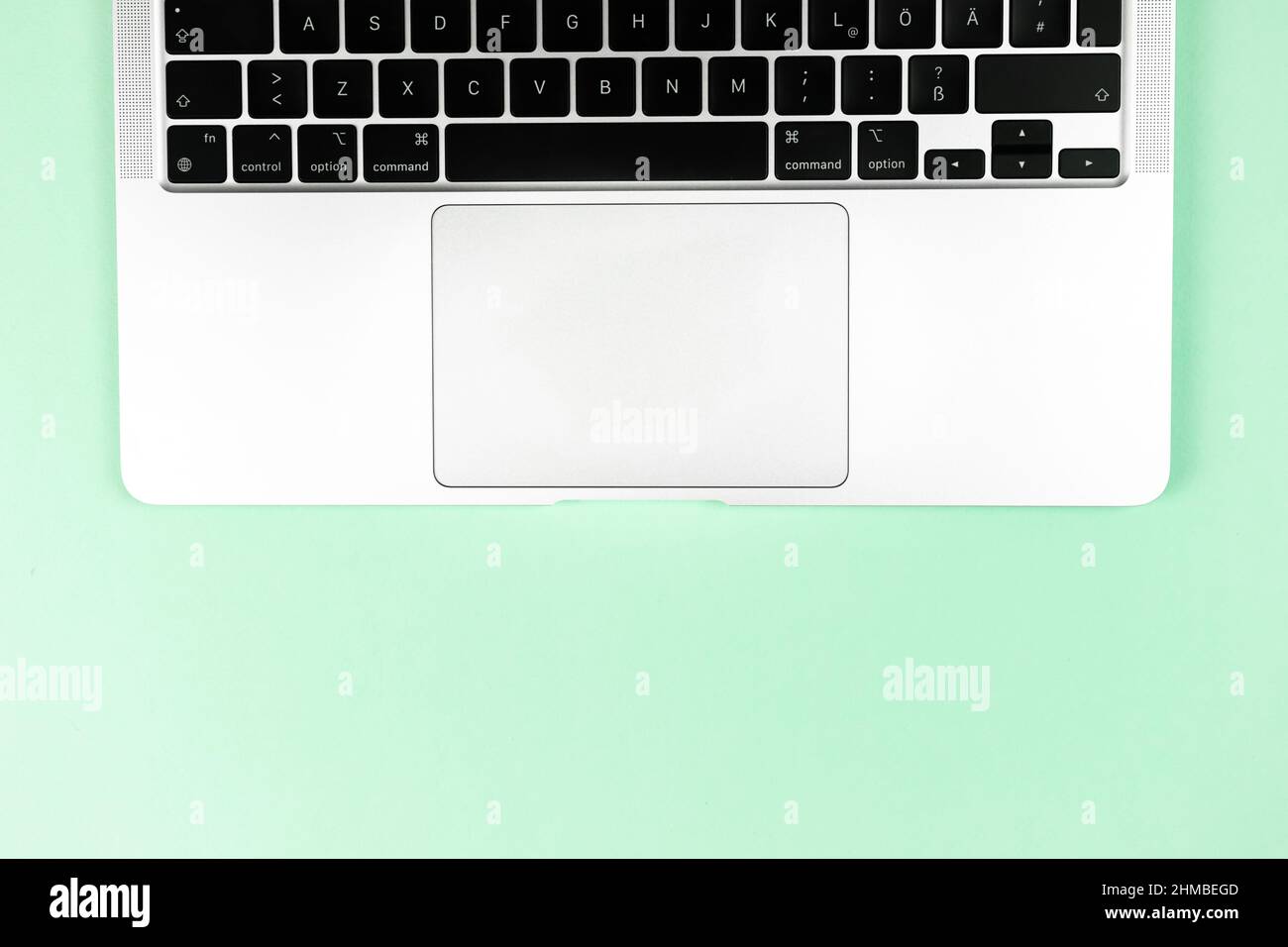 Tastiera moderna per laptop piatta su sfondo luminoso. Tavolo da lavoro per ufficio, concetto di design minimale. Vista dall'alto, spazio di copia Foto Stock