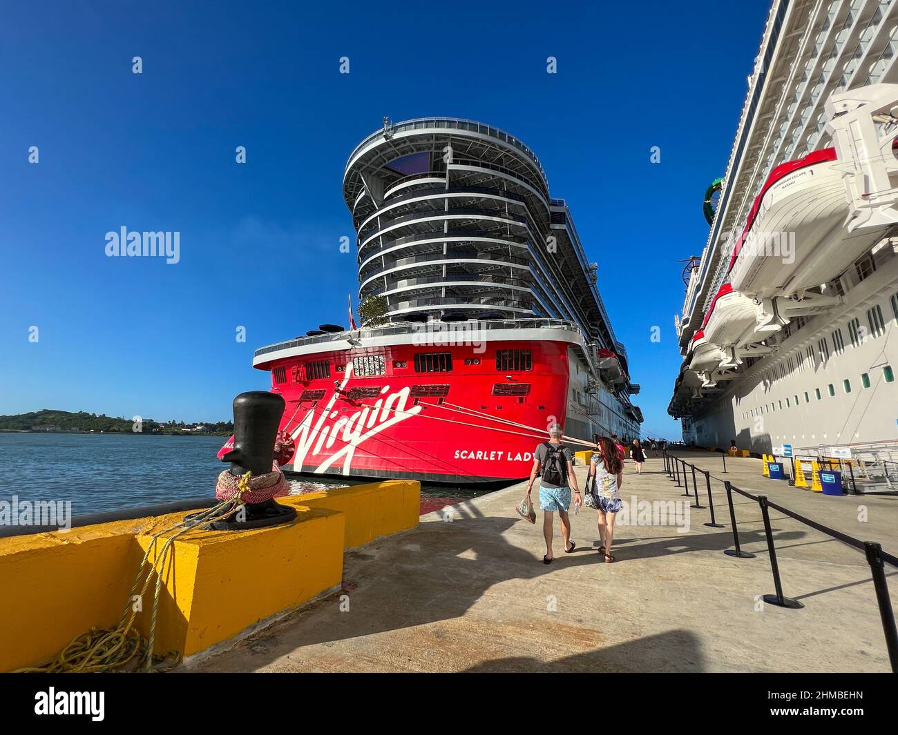 Puerto Plata, DR - 10 gennaio 2022: Persone che tornano alla nave da crociera Virgin Voyages Scarlet Lady dal porto di Taino Bay a Puerto Plata, Domi Foto Stock