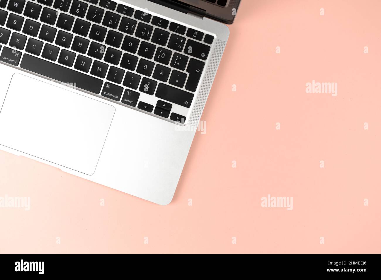 Moderna tastiera portatile piatta sfondo pesca. Tavolo da lavoro per ufficio, concetto di design minimale. Vista dall'alto, spazio di copia Foto Stock