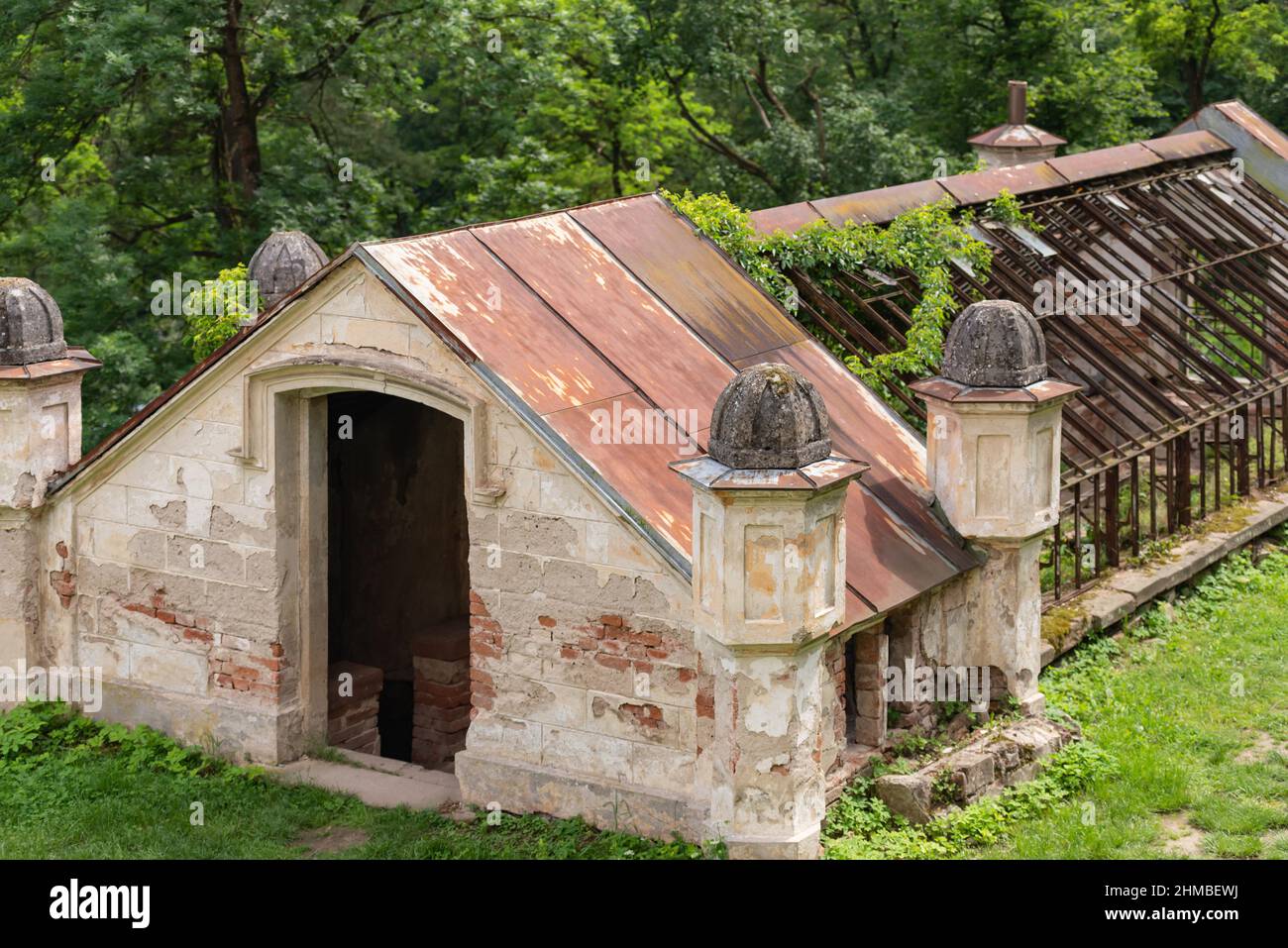 Rovine di un'antica serra. Lo scheletro di una vecchia serra riscaldata per coltivare le verdure. Foto Stock