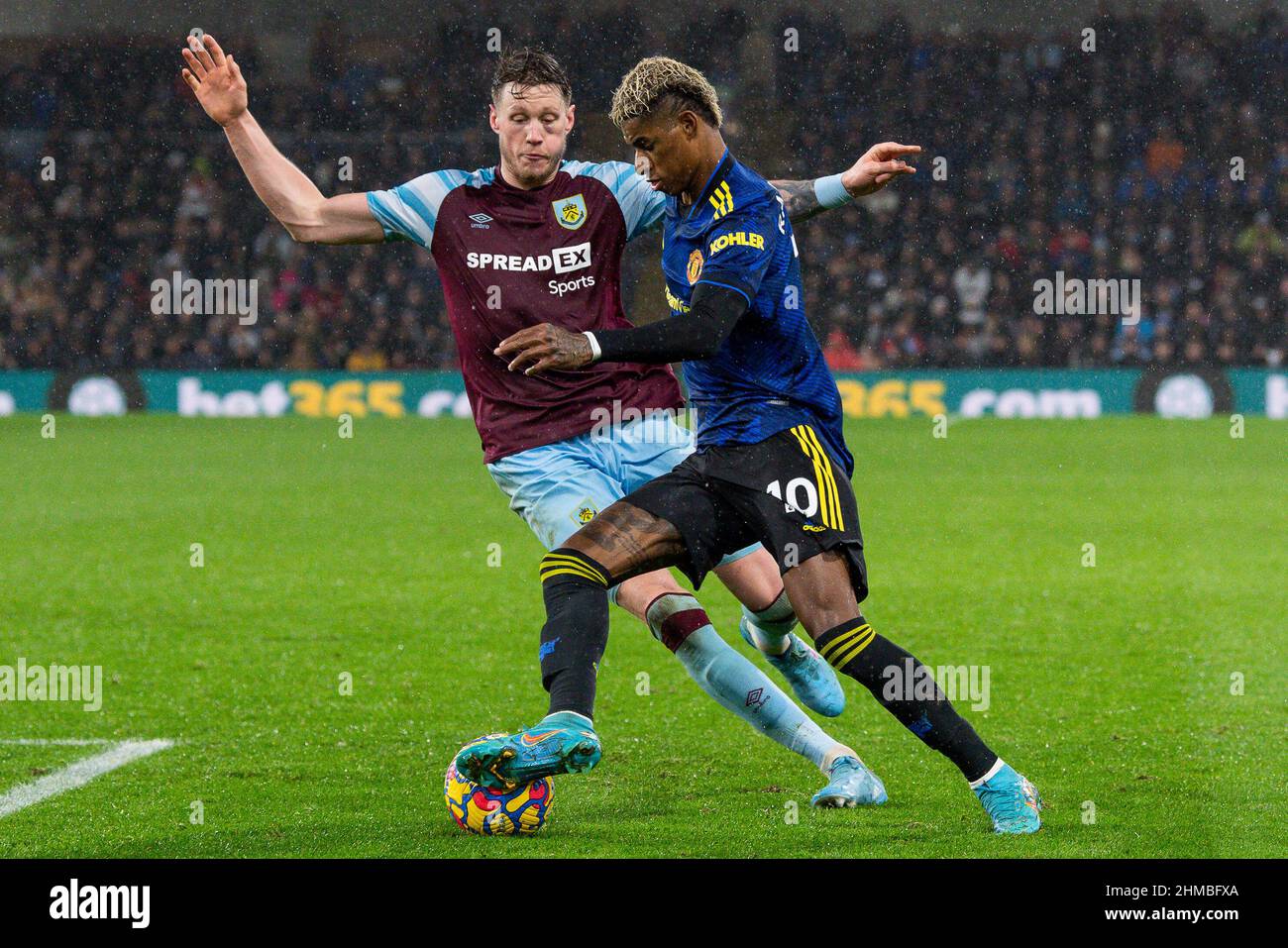 Marcus Rashford #10 di Manchester United è affrontato da Wout Weghorst #9 di Burnley Foto Stock