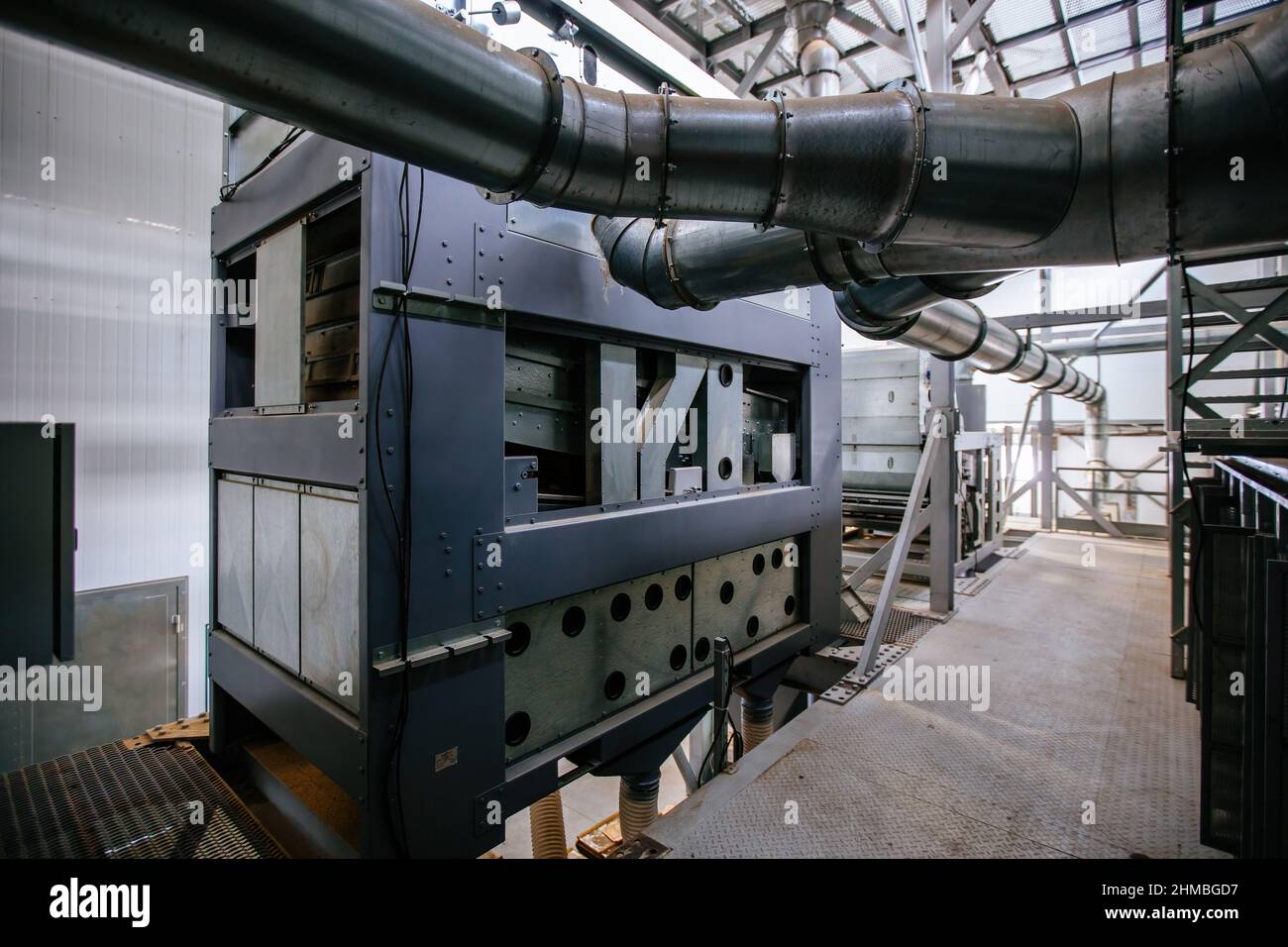 Moderne attrezzature per la pulizia e la separazione dei cereali in una fabbrica di macinazione. Foto Stock