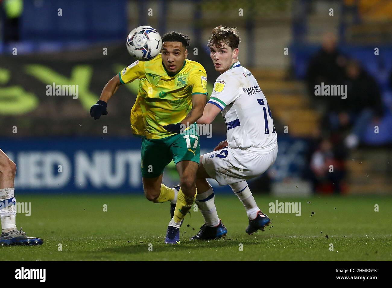 Birkenhead, Regno Unito. 08th Feb 2022. Jayden Mitchell-Lawson di Swindon Town (l) e Lewis Warrington di Tranmere Rovers in azione. EFL Skybet Football League Two match, Tranmere Rovers v Swindon Town at Prenton Park, Birkenhead, Wirral martedì 8th febbraio 2022. Questa immagine può essere utilizzata solo per scopi editoriali. Solo per uso editoriale, licenza richiesta per uso commerciale. Nessun uso in scommesse, giochi o un singolo club/campionato/giocatore publications.pic di Chris Stading/Andrew Orchard sport fotografia/Alamy Live News credito: Andrew Orchard sport fotografia/Alamy Live News Foto Stock