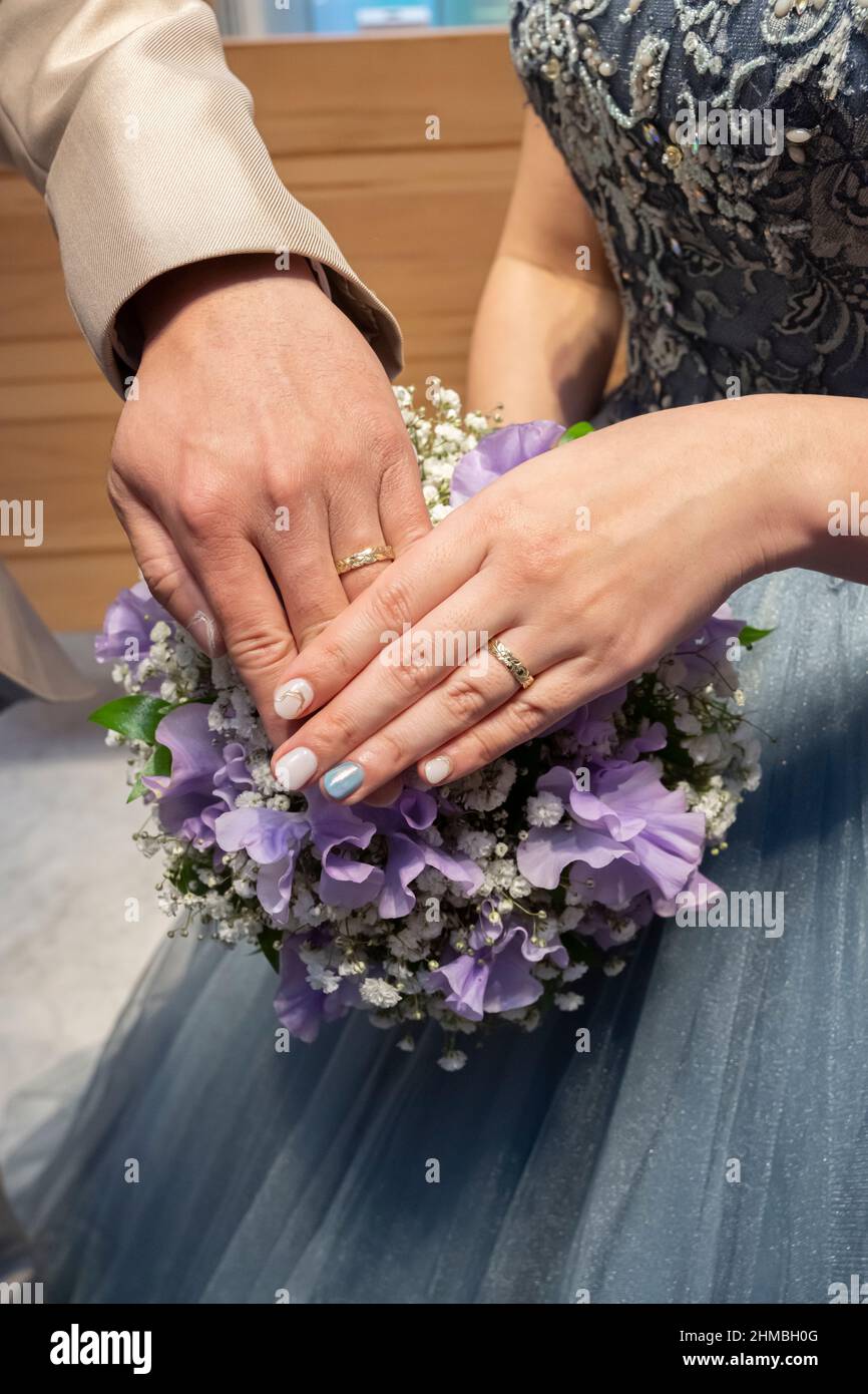 Davanti al bouquet ad anello di sposa e sposo Foto Stock