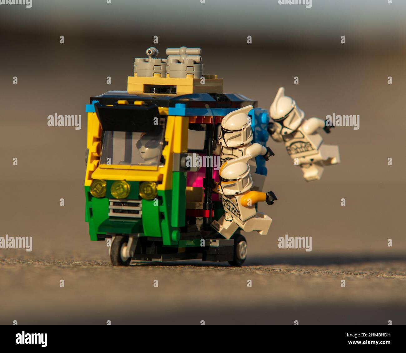 LEGO minifigure alieni e clone troopers nel tuk tuk Foto Stock