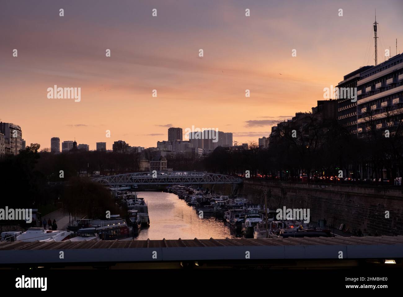 Vista sul canale Saint-Martin da Place de la Bastille al tramonto Foto Stock