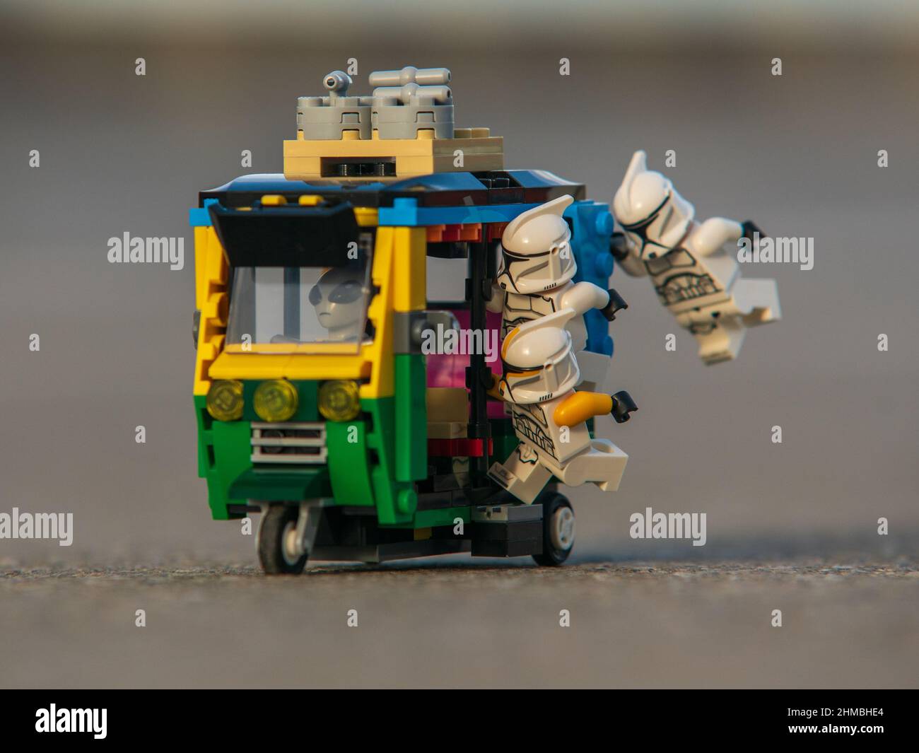 LEGO minifigure alieni e clone troopers nel tuk tuk Foto Stock
