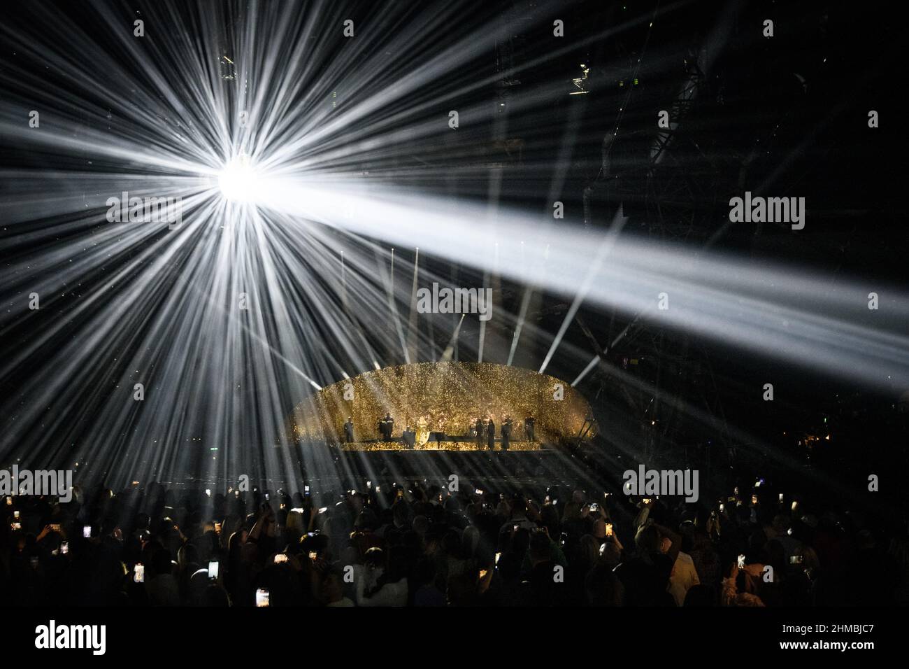 Londra, Regno Unito. 8 febbraio 2022. Adele sul palco durante i Brit Awards 2022 alla O2 Arena di Londra. Data immagine: Martedì 8 febbraio 2022. Il credito fotografico dovrebbe essere: Matt Crossick/Empics/Alamy Live News. SOLO PER USO EDITORIALE. NESSUN MERCHANDISING. Foto Stock