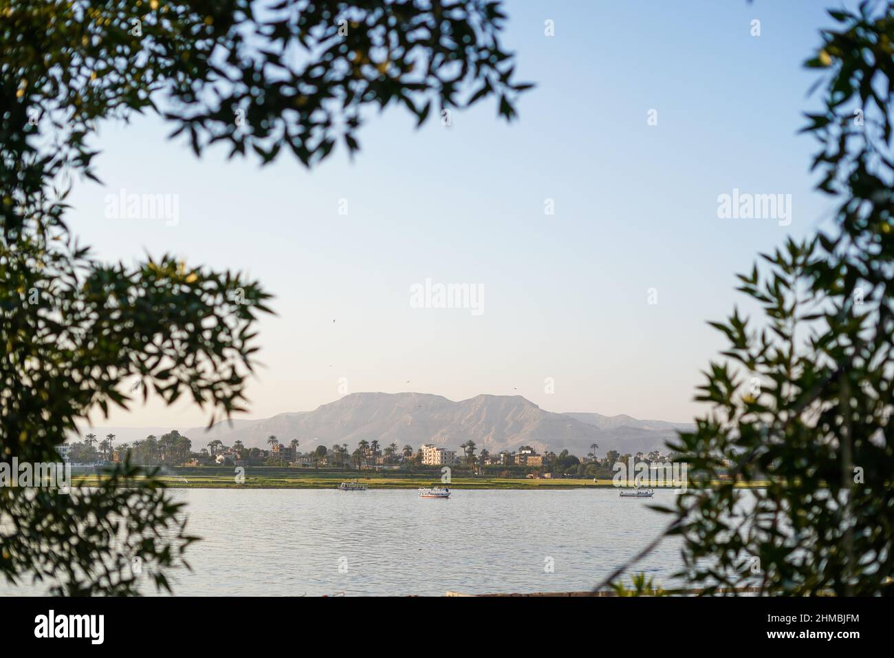 Il fiume Nilo divide Luxor in due parti. L'antico fiume fornisce cibo e acqua a tutto il paese. Egitto Foto Stock