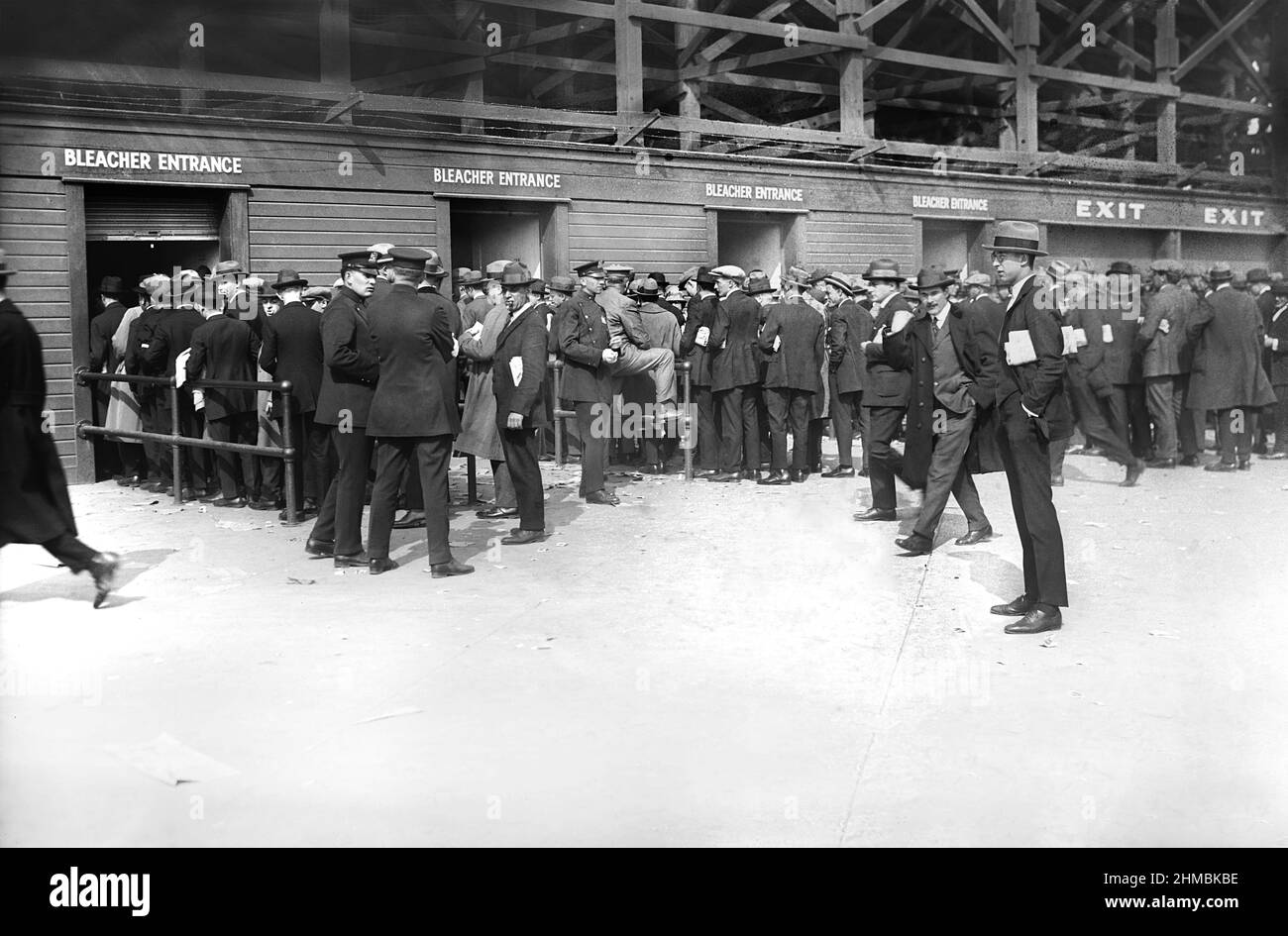 I fan si sono schierati per i sedili Bleacher al World Series Game 1, Yankee Stadium, Bronx, New York, USA, Bain News Service, ottobre 1923 Foto Stock