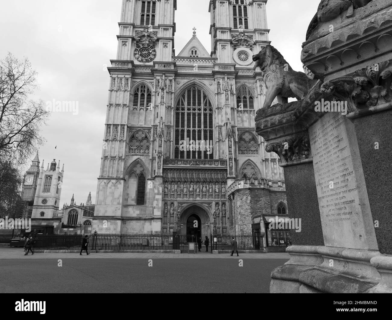 Ingresso est all'Abbazia di Westminster con la Crimea e l'Indian Mutiny Memorial a destra e la chiesa di St Margarets a sinistra, Londra. Foto Stock