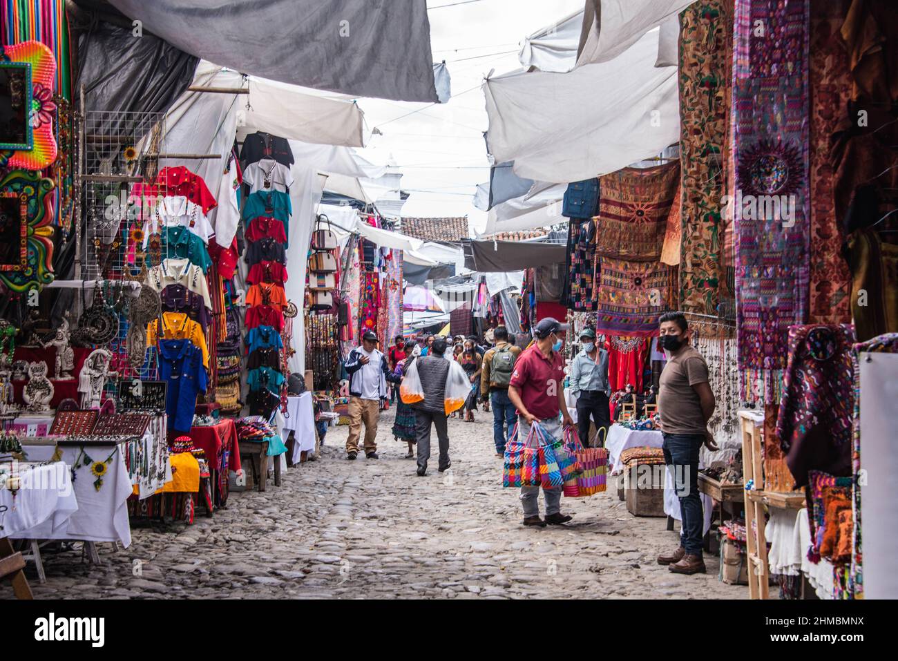 Le scene del mercato domenicale di fronte alla Chiesa di Santo Tomas, Chichicastenango, Guatemala Foto Stock
