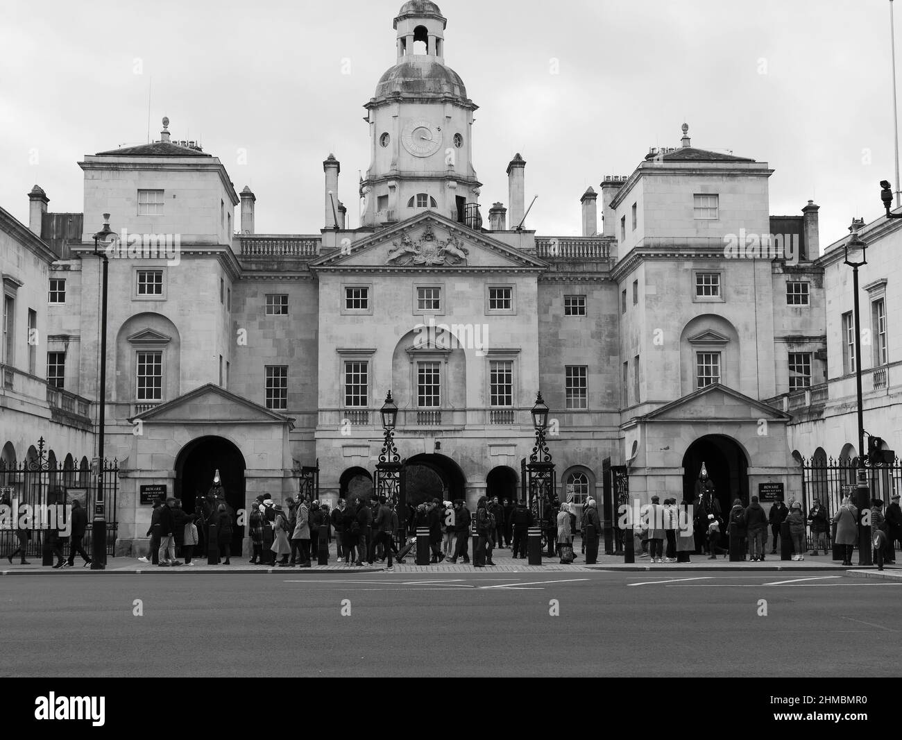Horse Guards Parade come visto da Whitehall con due membri della Household Cavalry montato Regiment. Londra Foto Stock