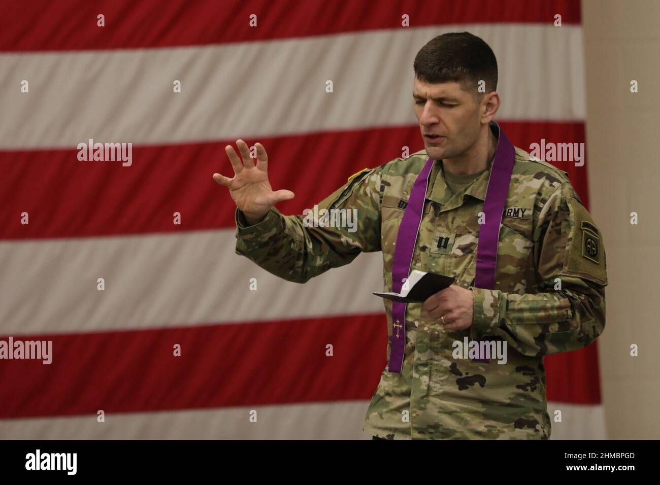 Ft. Bragg, Stati Uniti. 08th Feb 2022. I soldati della divisione 82nd Airborne e del 18th Airborne Corps file su un aereo della forza aerea statunitense C-17 Globemaster III a Fort Bragg, North Carolina, il 3 febbraio 2022. I soldati si stanno dispiegando nell'Europa dell'Est come indicato dal Segretario della Difesa degli Stati Uniti per assicurare gli alleati della NATO degli Stati Uniti e scoraggiare l'aggressione russa. Foto di CPL. Maxine Baen/U.S. Army/UPI Credit: UPI/Alamy Live News Foto Stock