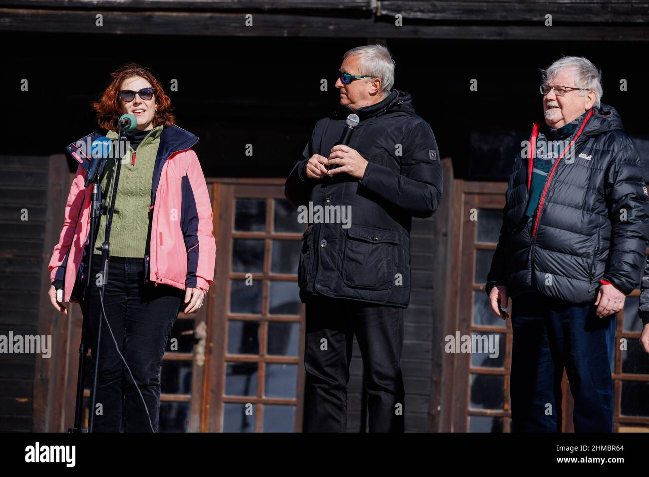 (L-R) Susan K. Falatko, Chargé d'Affaires presso l'Ambasciata degli Stati Uniti a Lubiana (R), il direttore della stazione sciistica di Zatrnik Ales Zalar (L) e il sindaco di Bled Janez Fajfar parlano di un evento che celebra il 50th° anniversario di Apollo 15 astronauti sciistici presso la stazione sciistica di Zatrnik in Slovenia. L'equipaggio dell'Apollo 15 ha visitato la Slovenia, allora parte della Jugoslavia, nel 1972 durante il loro tour europeo. Mezzo secolo fa il comandante David R. Scott, il pilota del modulo di comando Alfred M. Worden e il pilota del modulo Lunar James B. Irwin della missione lunare Apollo 15 della NASA hanno visitato la Slovenia. La loro visita includeva lo sci a. Foto Stock