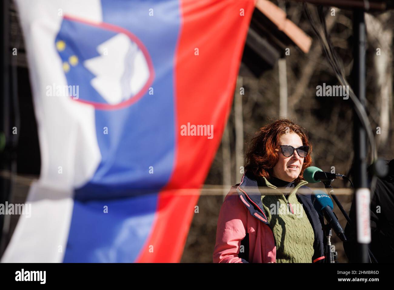 Susan K. Falatko, Chargé d'Affaires presso l'Ambasciata degli Stati Uniti a Lubiana, parla di un evento che celebra il 50th° anniversario di Apollo 15 astronauti che sciano nella stazione sciistica di Zatrnik in Slovenia. L'equipaggio dell'Apollo 15 ha visitato la Slovenia, allora parte della Jugoslavia, nel 1972 durante il loro tour europeo. Mezzo secolo fa il comandante David R. Scott, il pilota del modulo di comando Alfred M. Worden e il pilota del modulo Lunar James B. Irwin della missione lunare Apollo 15 della NASA hanno visitato la Slovenia. La visita comprendeva lo sci presso la stazione sciistica di Zatrnik. Martedì 8 febbraio si è tenuto un evento speciale per commemorare lo sci Foto Stock