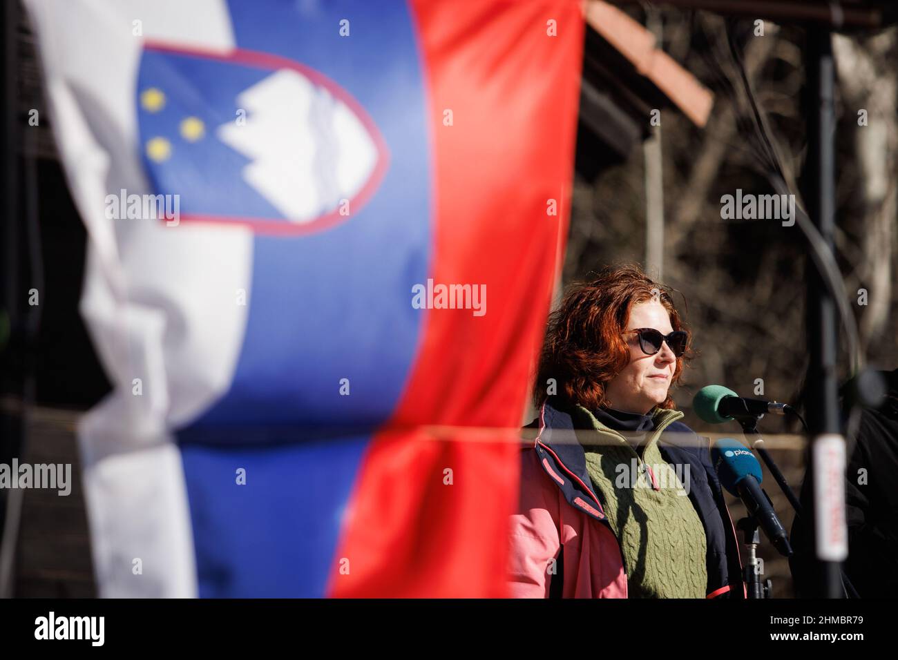 Susan K. Falatko, Chargé d'Affaires presso l'Ambasciata degli Stati Uniti a Lubiana parla ad un evento che celebra il 50th° anniversario dell'Apollo 15 astronauti che sciano nella stazione sciistica di Zatrnik in Slovenia. L'equipaggio dell'Apollo 15 ha visitato la Slovenia, allora parte della Jugoslavia, nel 1972 durante il loro tour europeo. Mezzo secolo fa il comandante David R. Scott, il pilota del modulo di comando Alfred M. Worden e il pilota del modulo Lunar James B. Irwin della missione lunare Apollo 15 della NASA hanno visitato la Slovenia. La visita comprendeva lo sci presso la stazione sciistica di Zatrnik. Martedì 8 febbraio si è tenuto uno speciale evento sciistico per commemorare il t Foto Stock