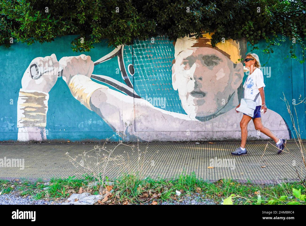 Tandil, Argentina. 08th Feb 2022. Un graffito del tennista argentino Martin del Potro è visto su un marciapiede nella sua città natale, Tandil. Del Potro ha annunciato che è probabile che si ritiri dal tennis professionale non essendo in grado di recuperare da una lesione su un ginocchio. (Foto di Patricio Murphy/SOPA Images/Sipa USA) Credit: Sipa USA/Alamy Live News Foto Stock