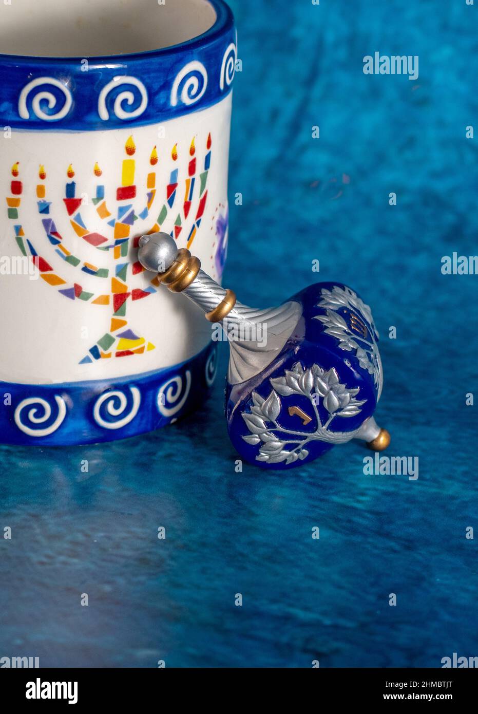 Un gioco preferito durante Hanukkah è il gioco del drago, utilizzando questo strumento di fantasia e monete di cioccolato. Foto Stock
