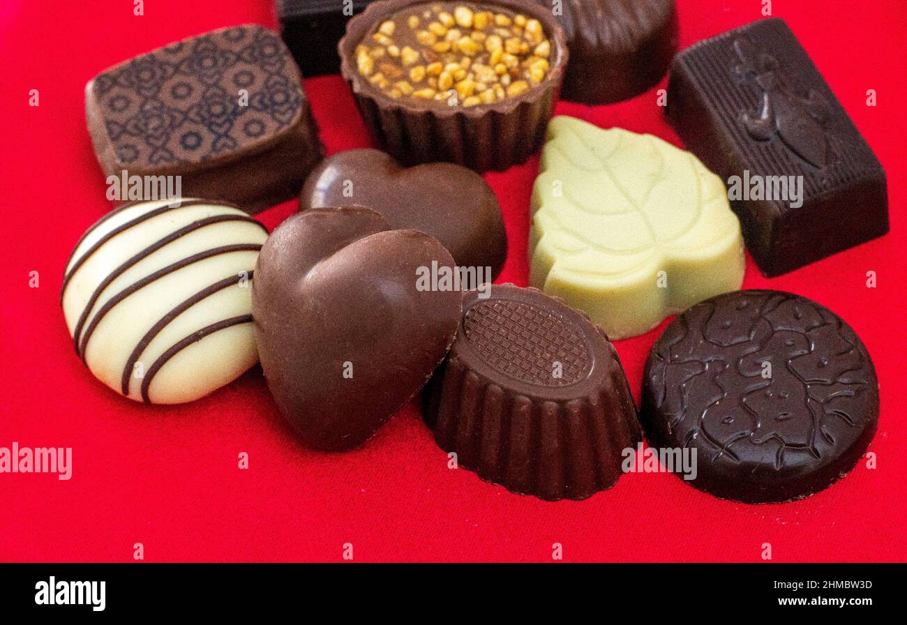 Un delizioso assortimento di cioccolatini dolci per il tuo San Valentino speciale Foto Stock