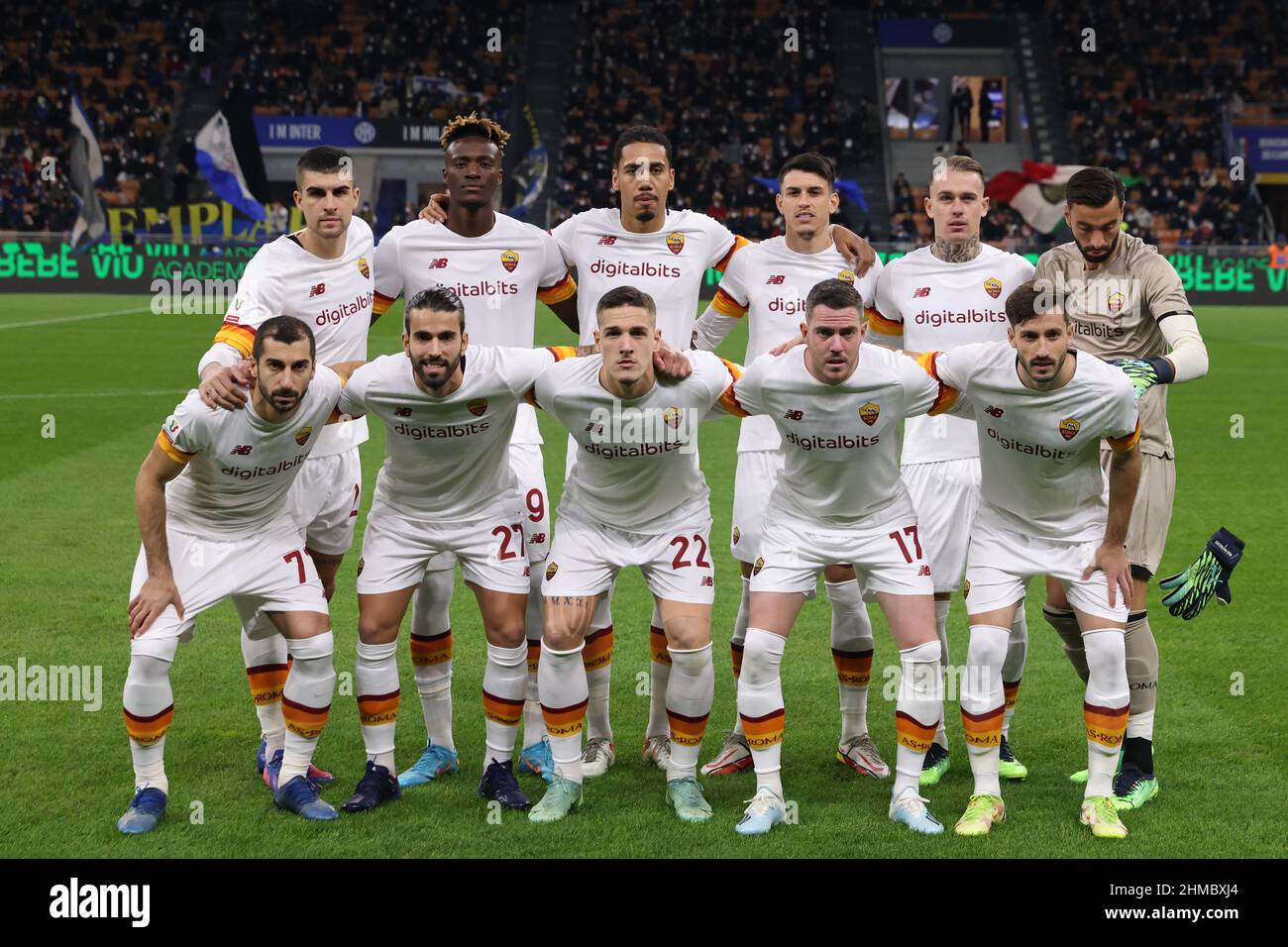 Milano, 8th febbraio 2022. La AS Roma a partire da undici si allinea per una foto di squadra prima del calcio di inizio, di ritorno (da L a R); Gianluca Mancini, Tammy Abraham, Chris Smalling, Roger Ibanez, Rick Karsdorp e Rui Patricio, prima fila ( da L a R ); Henrikh Mkhitaryan, Sergio Oliveira, Nicolo Zaniolo, Jordan Vertout e Matias Vina, nella partita Coppa Italia a Giuseppe Meazza, Milano. Il credito d'immagine dovrebbe essere: Jonathan Moscrop / Sportimage Foto Stock