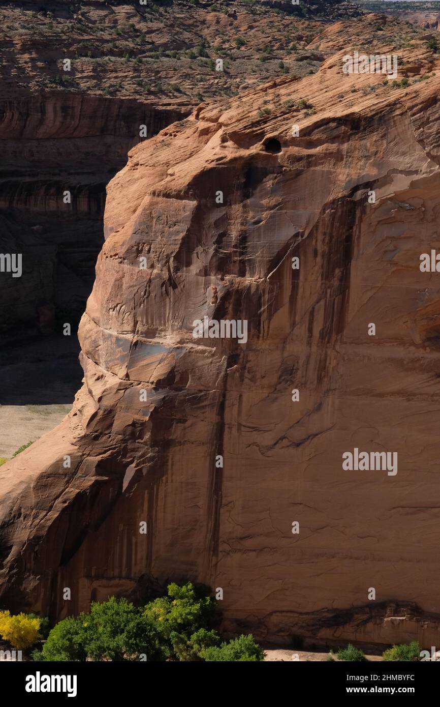 Le pareti del canyon con la pioggia che scorgono come cascate, apparendo come gigantesche code di cavalli Foto Stock