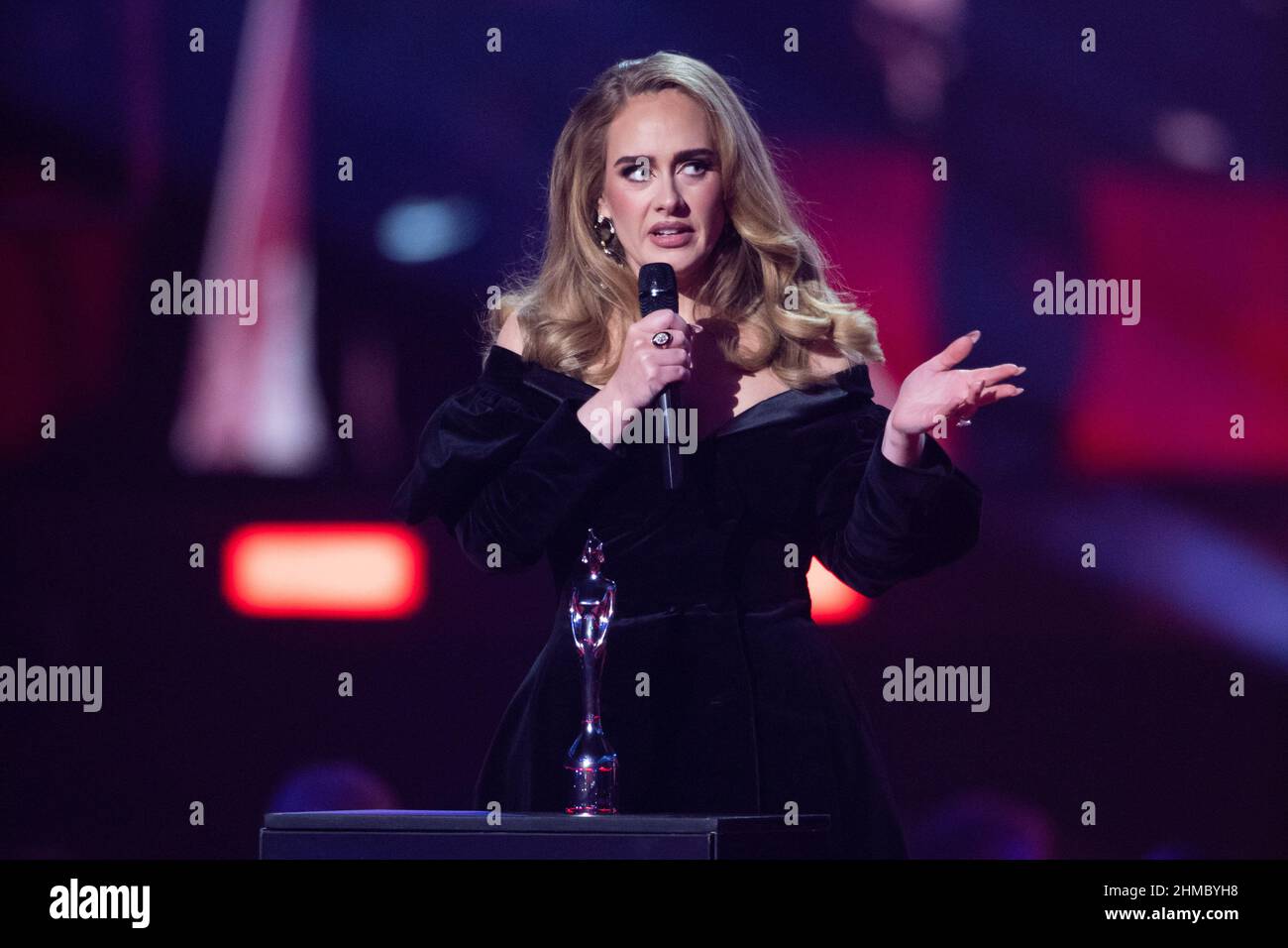 Londra, Regno Unito. 8 febbraio 2022. Adele sul palco durante i Brit Awards 2022 alla O2 Arena di Londra. Data foto: Mercoledì 9 febbraio 2022. Il credito fotografico dovrebbe essere: Matt Crossick/Empics/Alamy Live News. SOLO PER USO EDITORIALE. NESSUN MERCHANDISING. Foto Stock