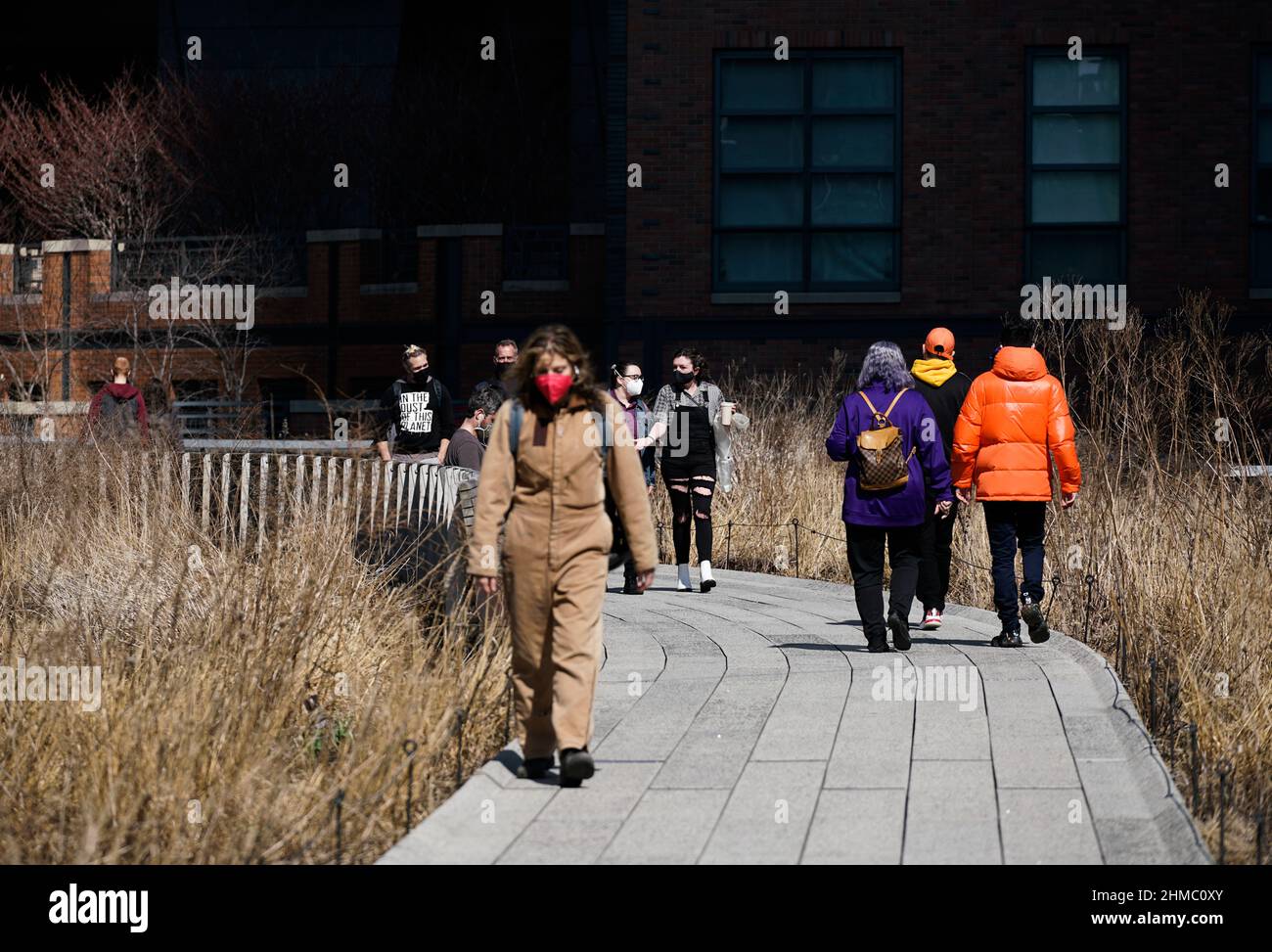 Persone che passeggiavano sulla High Line, un parco urbano sopraelevato sul viadotto ferroviario un tempo disutilizzato, sul lato ovest di Manhattan, New York. Foto Stock