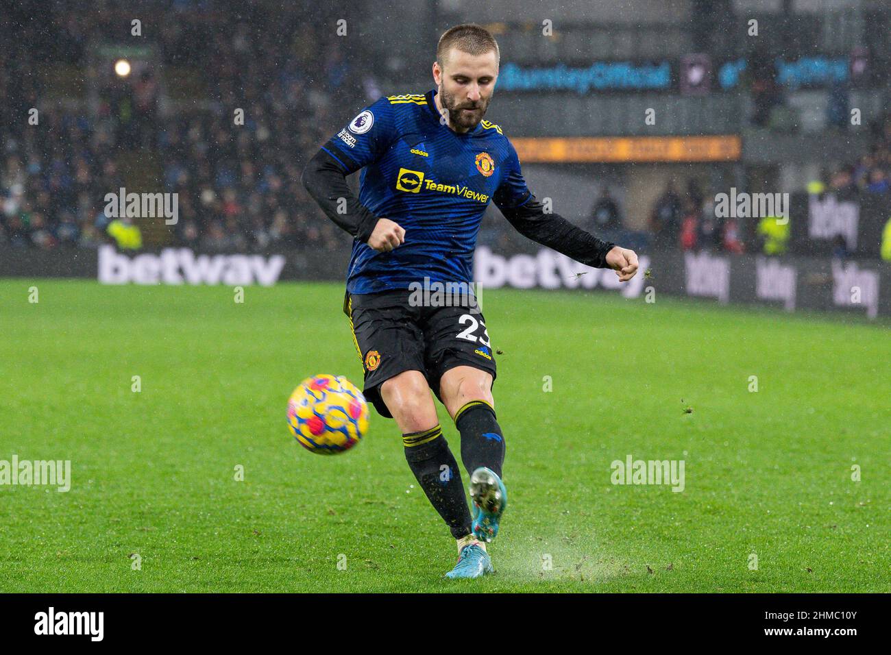 Luke Shaw #23 del Manchester United attraversa la palla Foto Stock