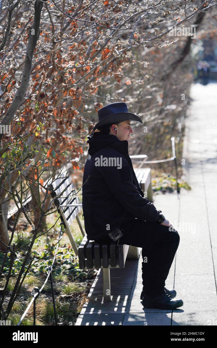 Momento di solitudine sulla High Line, l'amato parco urbano di New York sulla linea ferroviaria sopraelevata disutilizzata. Foto Stock