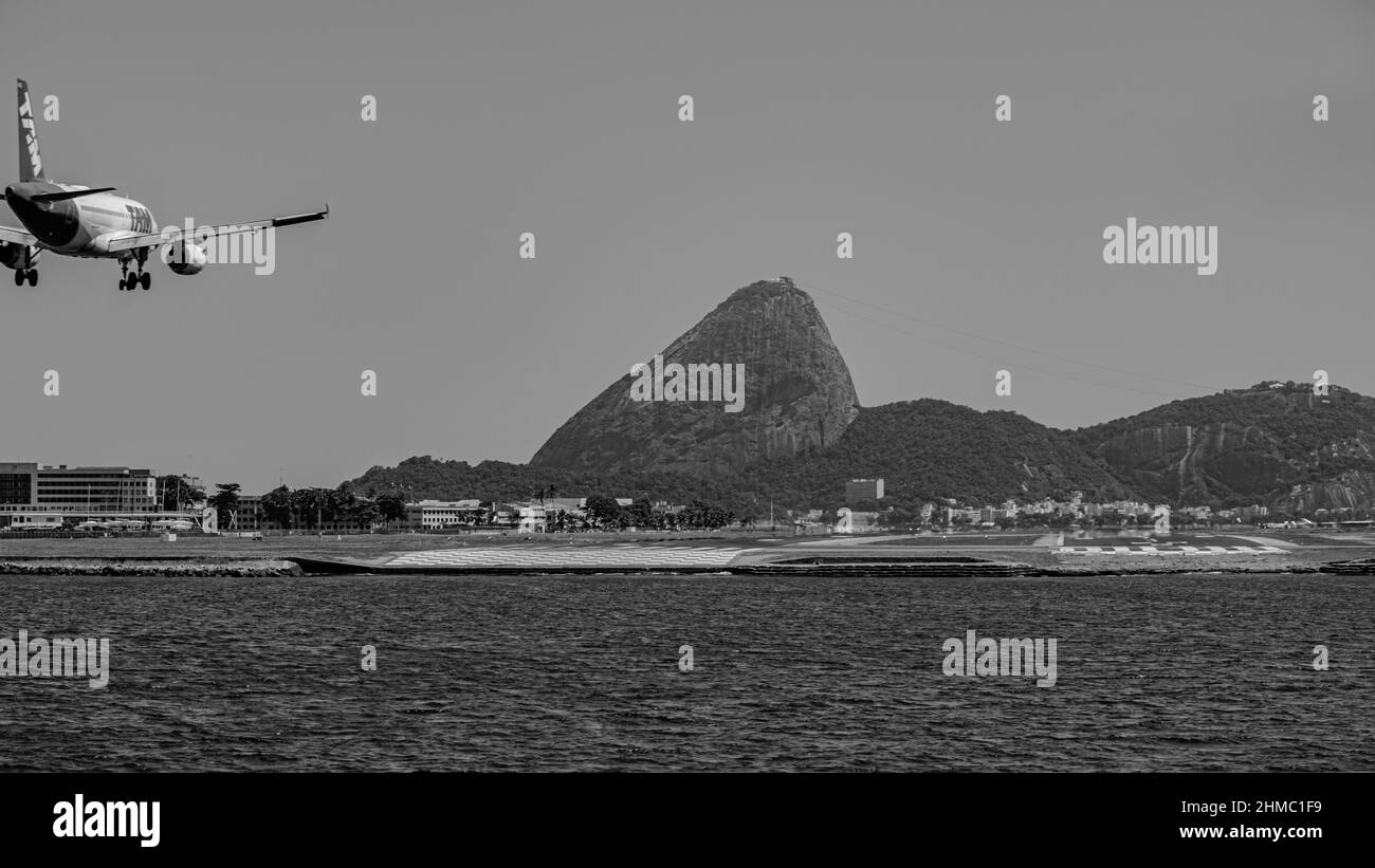 Rio de Janeiro, Brasile - CIRCA 2020: Aereo commerciale che atterra sulla pista all'aeroporto nazionale Santos Dumont. E' possibile vedere la Baia di Guanabara Foto Stock