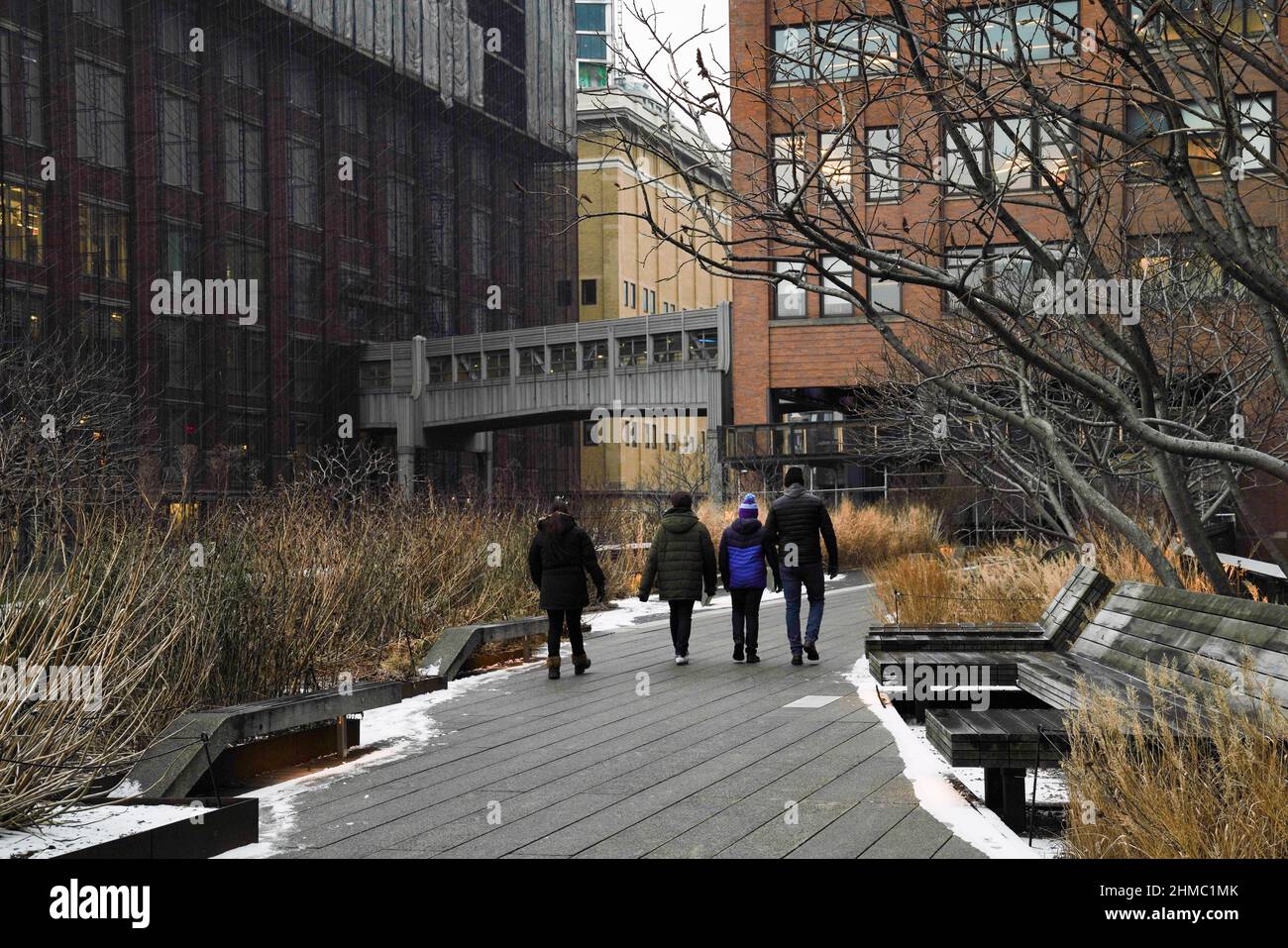 Persone che passeggiavano sulla High Line, un parco urbano sopraelevato sul viadotto ferroviario un tempo disutilizzato, sul lato ovest di Manhattan, New York. Foto Stock