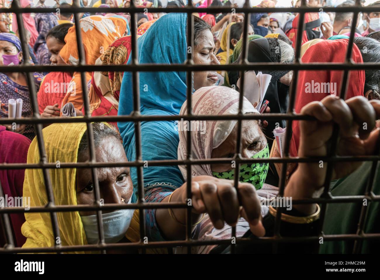 Gruppo di donne in attesa di essere vaccinate durante la campagna di vaccinazione a Mirpur.a Dhaka, Bangladesh, la capitale del paese più densamente popolato del mondo, la pandemia COVID è stata una storia caotica da quando le restrizioni governative hanno iniziato a cercare di prevenire infezioni e morti. Dhaka è una crescente megacità con più di 20 milioni di abitanti al rumore e la corsa quotidiana, ma senza le infrastrutture necessarie e con più del 60% della sua popolazione che lavora informalmente e impantanato in povertà, il caos si è intensificato a tutti i livelli. (Foto di Israel Fuguemann/SOPA Images/Sipa USA) Foto Stock