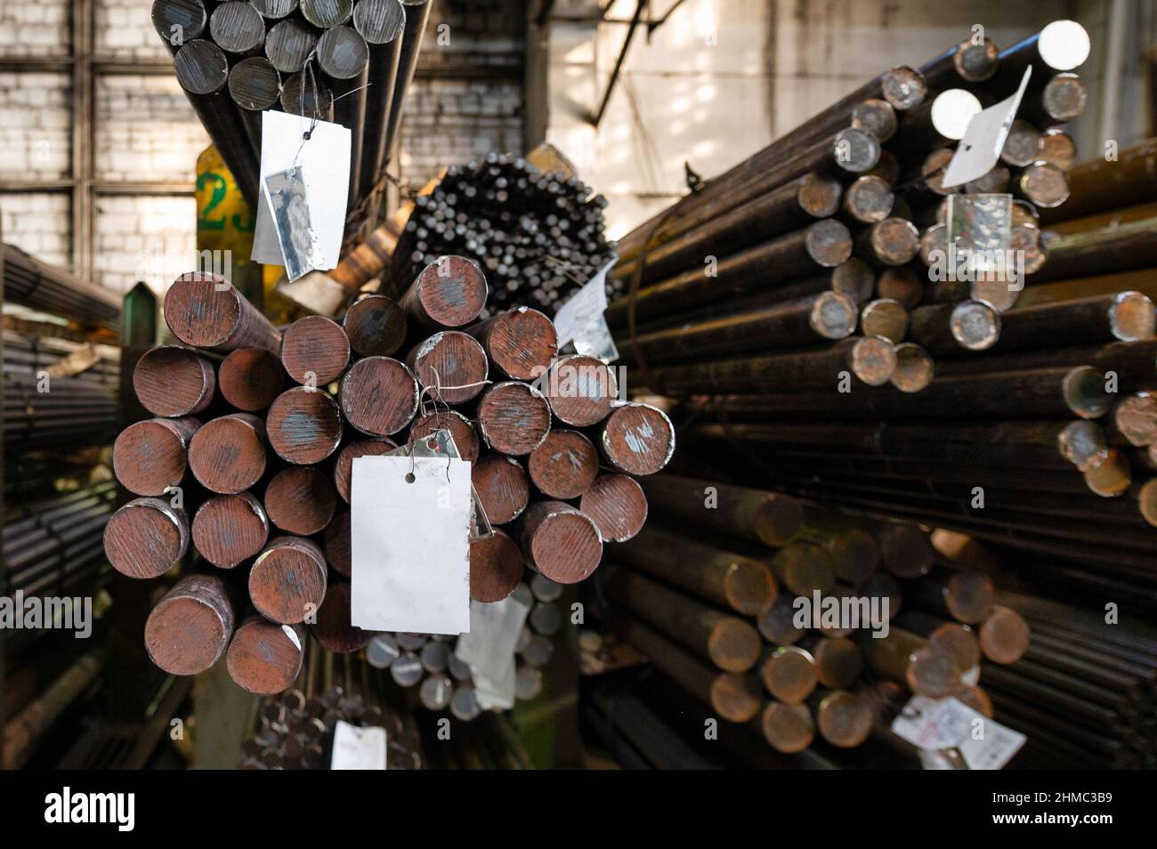 Un fascio di barre metalliche rotonde, prodotti per acciaierie Foto Stock