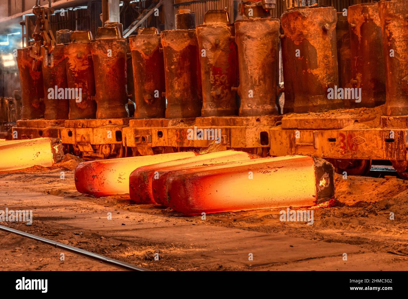 Forgiatura in metallo rosso-caldo, billetta grande e pesante per laminati metallici Foto Stock
